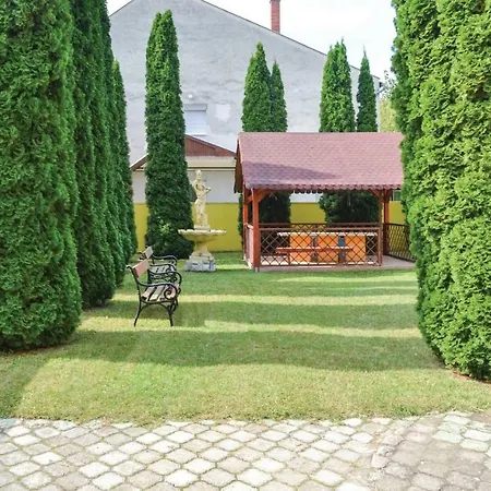 Five Bedroom Holiday In Balatonföldvár